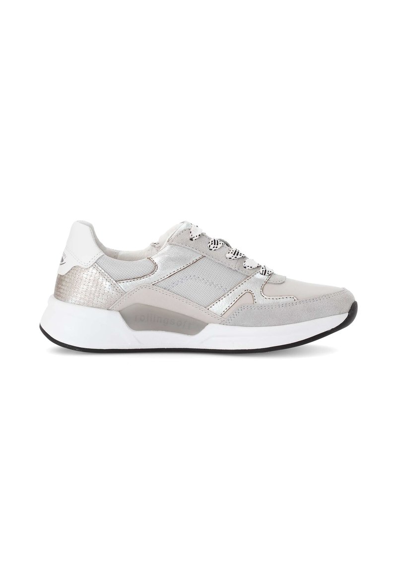 Lichtgrijze sneakers met een mix van mesh en synthetisch leer. Kenmerken zilveren accenten, getextureerde panelen en een witte zool. Vetersluiting.
