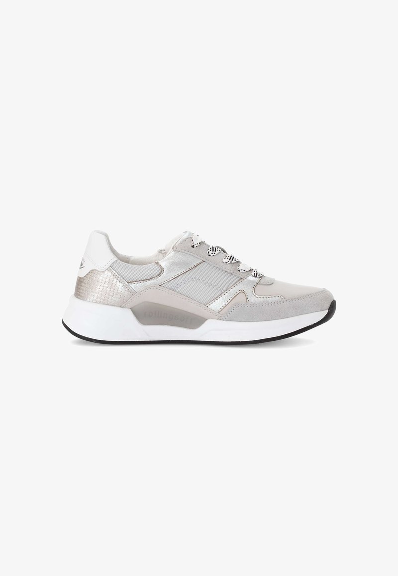 Lichtgrijze sneakers met een mix van mesh en synthetisch leer. Kenmerken zilveren accenten, getextureerde panelen en een witte zool. Vetersluiting.