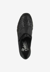 Chaussure noire avec un dessus texturé présentant un design à découpes. Accents en cuir lisse et semelle intérieure rembourrée. Modèle à enfiler.