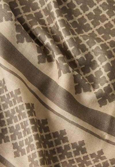 Tissu beige avec un motif géométrique croisé répétitif en brun foncé et deux bandes parallèles brun foncé.