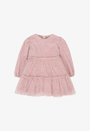 Lichtroze jurk met lange mouwen, ronde hals, textiel met een diamanten patroon, gerimpelde zoom en knoopsluiting aan de achterkant.