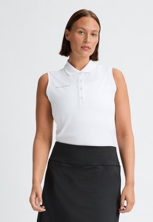 Ærmeløs hvid polo-shirt med krave, der har en frontknaplukning og et diskret logo. Sammen med en sort nederdel med elastisk talje.