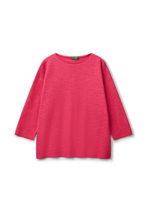 Langærmet ribstrikket sweater i lys pink med rund halsudskæring og afslappet pasform, vist på hvid baggrund.