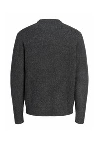 Pull en maille gris foncé à manches longues avec une texture côtelée, vu de dos sur fond blanc.