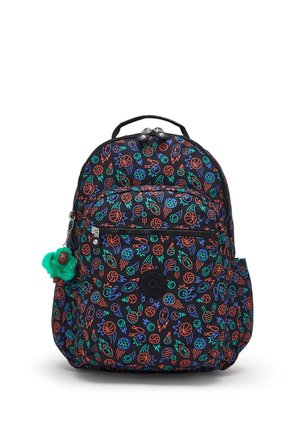 Zaino nero con motivi astratti colorati di palloni sportivi e foglie, tasca frontale con cerniera, tasca laterale e piccolo portachiavi a scimmia verde attaccato.