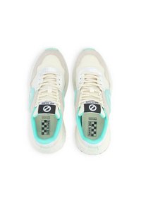 Beige sneakers met gaas- en suede-texturen, voorzien van mintgroene accenten, veters en zwarte labels. Ronde neus en gewatteerde kraag.