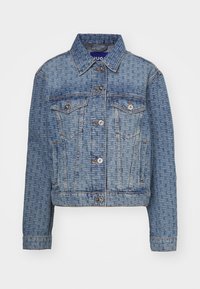 Chaqueta vaquera con cierre de botones, bolsillos en el pecho y un patrón repetido de logo "HUGO" en tonos azules desgastados por completo.