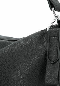 Zwarte leren handtas met een gestructureerd oppervlak, voorzien van een zilveren hardwareaccent en een stevige schouderband. Elegante en moderne uitstraling.