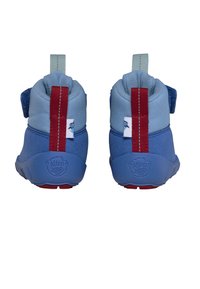Scarpe da bambino blu con tomaia in tessuto texture e tallone rosso a contrasto. Caratterizzate da una sicura chiusura in velcro e suola in gomma.