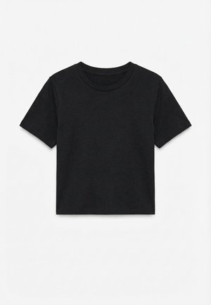 Černé krátké tričko s krátkým rukávem a kulatým výstřihem, položené na bílém pozadí.