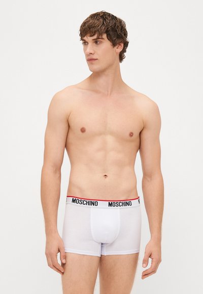 Fehér pamut boxer alsónadrág fekete és piros rugalmas derékvonallal, amelyen a "MOSCHINO" logó található. Simaság, feszes szabás.