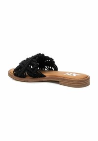 Sandalia deslizante de macramé negra con suela plana, que presenta una parte superior tejida texturizada y una plantilla en tono marrón con un branding sutil.