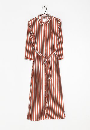 Vestido largo abotonado con rayas verticales en rojo, blanco y negro, cuello, mangas tres cuartos y cinturón a juego.