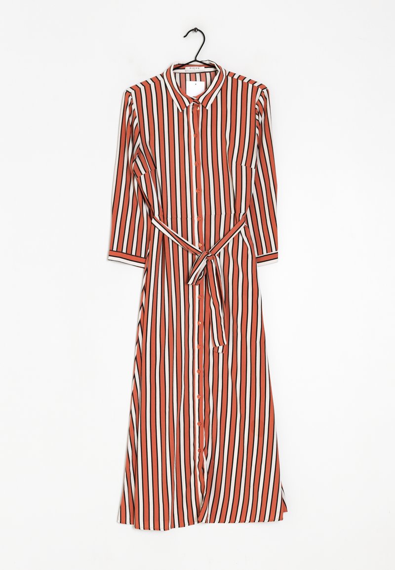 Robe longue boutonnée avec des rayures verticales rouges, blanches et noires, un col, des manches trois-quarts et une ceinture assortie.