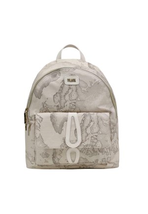 Mochila beige con bolsillo frontal y diseño de mapa impreso que cubre toda la superficie, con un asa superior y una cremallera curva.