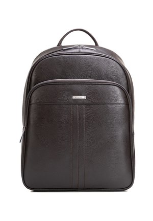 Donkerbruine leren rugzak met voorvak met ritssluiting, bovenhandvat en metalen merkembleem in het midden van het vak.
