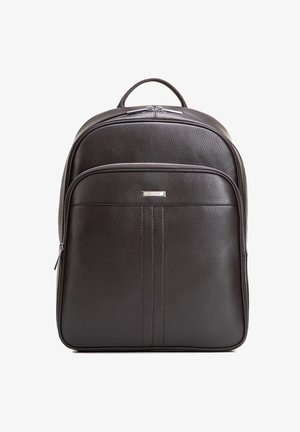 Mochila de cuero marrón oscuro con bolsillo delantero con cremallera, asa superior y placa metálica con la marca centrada en el bolsillo.