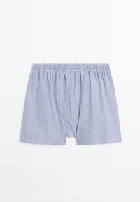 Boxer a righe azzurro chiaro con elastico in vita, caratterizzati da una vestibilità comoda e una texture morbida, realizzati in cotone traspirante.