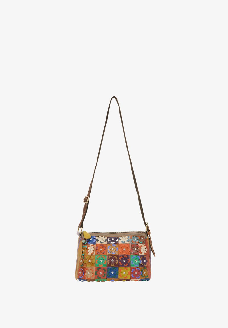 Pestrobarevná kožená taška s patchworkovým vzorem a květinovými motivy, obdélníkového tvaru, se zipovým uzávěrem a nastavitelným ramenním popruhem.