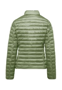 Giacca imbottita verde con un'esterno liscio e lucido, caratterizzata da una trapuntatura orizzontale e un colletto rialzato, senza chiusure visibili.