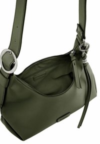 Sac à épaule en cuir vert olive avec un compartiment principal zippé, matériel circulaire en argent et finition texturée. Doté d'une bandoulière amovible.