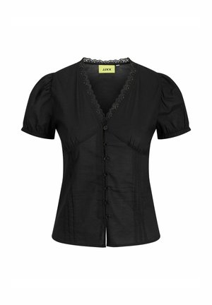 Blouse noire à manches courtes avec col en V orné de dentelle, fermeture à boutons sur le devant, manches légèrement bouffantes et taille cintrée.