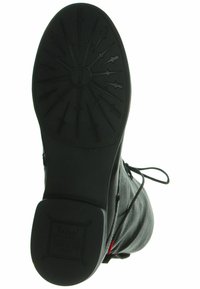 Bottine en cuir noir avec une semelle en caoutchouc texturée et à motif présentant des designs de flèches. Comprend des lacets sur le côté et un petit accent rouge.