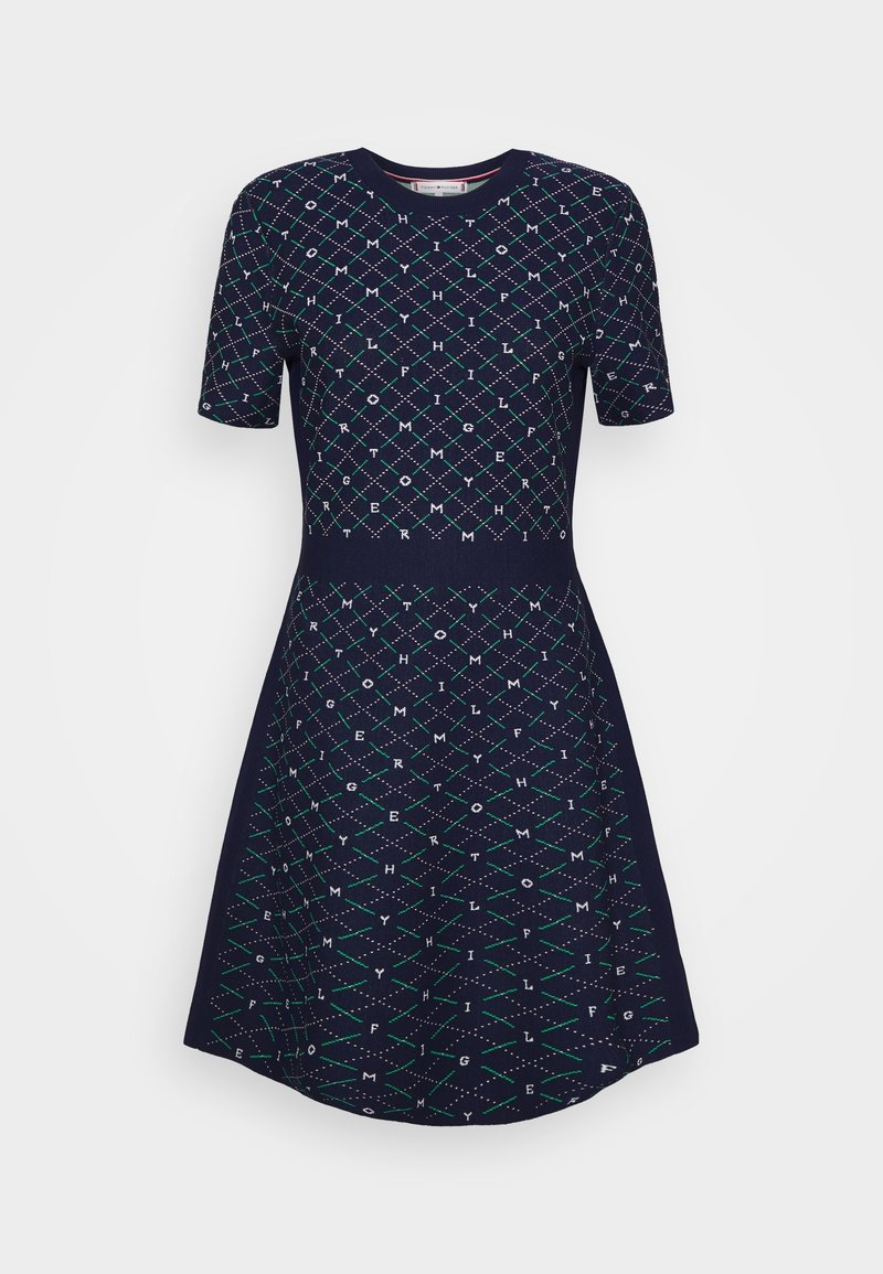 Laivastonsininen lyhythihainen mekko, jossa on tekstuuri kirjaimista ja viivoista, pyöreällä kaula-aukkolla ja liehuvalla A-linjaisella siluetilla.