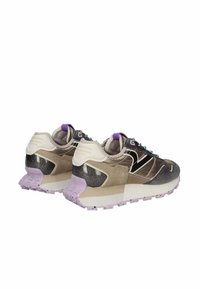 Sneakers eleganti in tonalità di beige e grigio con una finitura testurizzata, dettagli viola e una suola imbottita con leggere macchie viola.