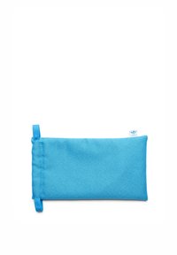 Blå tygpås med en texturerad yta och en dragrem. Inkluderar en liten varumärkesskylt på ena sidan. Mått cirka 25x10 cm.