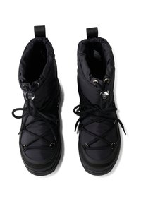 Černé voděodolné zimní boty s prošívaným svrškem, šněrováním a poutky na obou stranách. Mají kovové doplňky a gumovou podrážku pro lepší trakci.