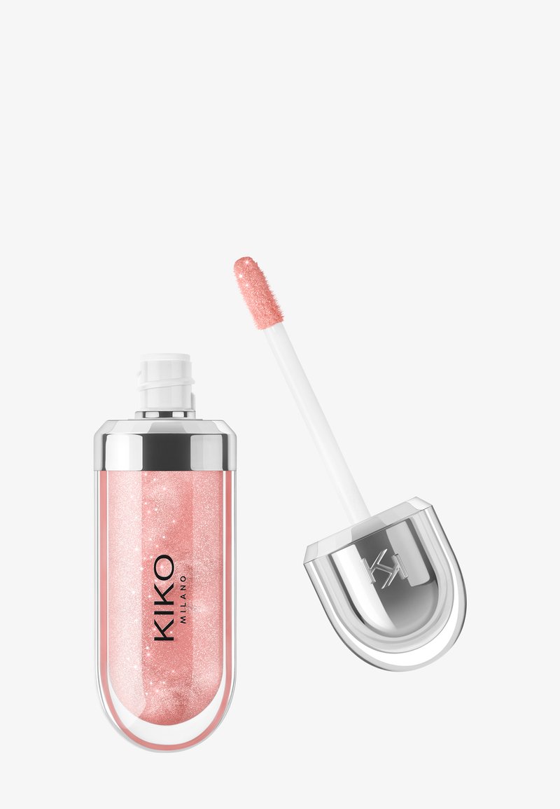 Gloss à lèvres rose brillant avec des paillettes dans un contenant transparent et un bouchon argenté, accompagné d'un applicateur à côté.
