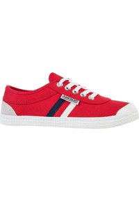 Baskets en toile rouges avec une semelle en caoutchouc blanc et un capuchon de pointe blanc. Présentent des rayures bleues et blanches, et un système de laçage avec des œillets en argent.