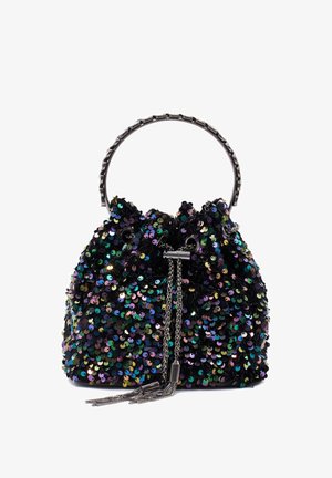 Bolso tipo bucket negro con lentejuelas, con un asa metálica, que cuenta con un cierre de cordón y acentos de cadena, exhibiendo lentejuelas reflectantes multicolores.