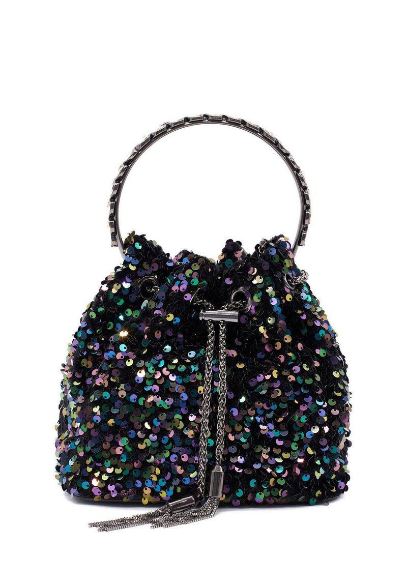 Bolso tipo bucket negro con lentejuelas, con un asa metálica, que cuenta con un cierre de cordón y acentos de cadena, exhibiendo lentejuelas reflectantes multicolores.