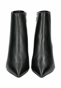 Stivaletti alla caviglia in finta pelle nera con punta affusolata, texture liscia, chiusura con zip sul lato e design a gambale strutturato e alto.