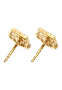 Boucles d'oreilles en or avec un design rectangulaire et des accents texturés. Fabriquées en métal, elles comprennent une tige et un verrou papillon pour un port sécurisé.