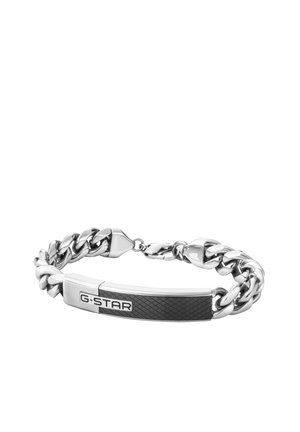 Bracciale a catena chunky in argento con piastra nera texturizzata incisa con "G-STAR" e chiusura a moschettone su sfondo bianco.