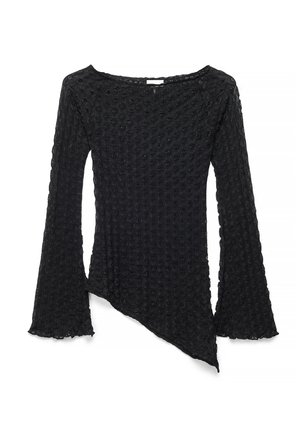 Črna dolgoročna bluza s teksturiranim cvetličnim vzorcem, izrezom v obliki čolna, razširjenimi rokavi in asimetričnim robom.
