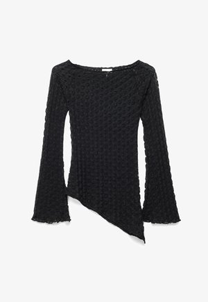 Sort bluse med lange ærmer, tekstureret blomsterprint, bådudskæring, klokkeærmer og asymmetrisk kant.