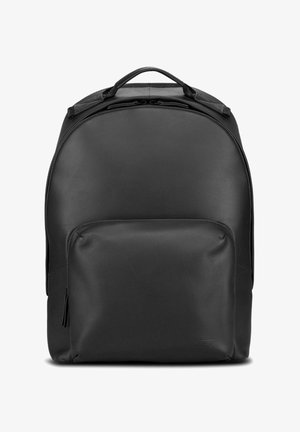 Schwarzer Leder-Rucksack mit abgerundeter Form, Trageschlaufe oben und vorderer Reißverschlusstasche. Glatte Textur mit wenigen Metallakzenten.