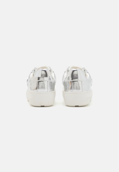 Baskets métalliques argentées avec une texture lisse, semelles blanches et un design à bout rond. Présente un style minimaliste sans branding visible.