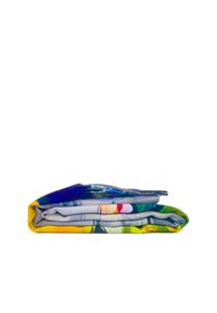 Set di tre asciugamani piegati in colori vivaci: blu, verde, giallo e grigio. Il materiale sembra texturizzato con motivi e disegni visibili.