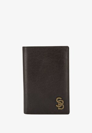 Portefeuille en cuir marron avec une texture lisse, de forme rectangulaire et logo en métal embossé sur le devant. Les bords cousus renforcent la durabilité.