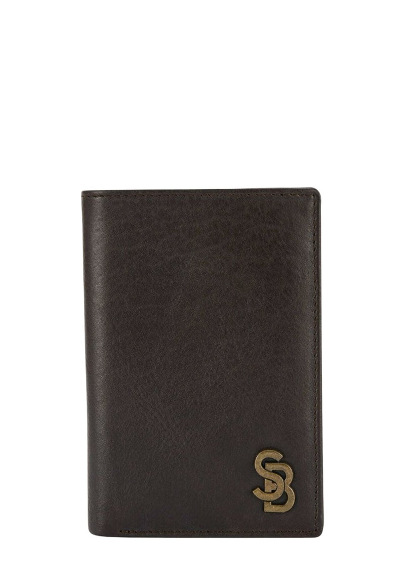 Portefeuille en cuir marron avec une texture lisse, de forme rectangulaire et logo en métal embossé sur le devant. Les bords cousus renforcent la durabilité.