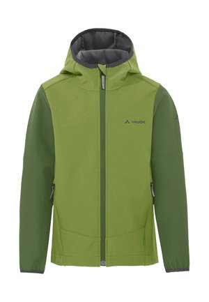 Giacca verde da outdoor con cappuccio, maniche verde scuro, zip frontale, tasche laterali e logo VAUDE sul petto e sulla manica.