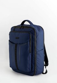 Marinblå ryggsäck i nylon med ett framfickor med dragkedja, två sidofickor och vadderade axelremmar; har kontrasterande svarta detaljer.