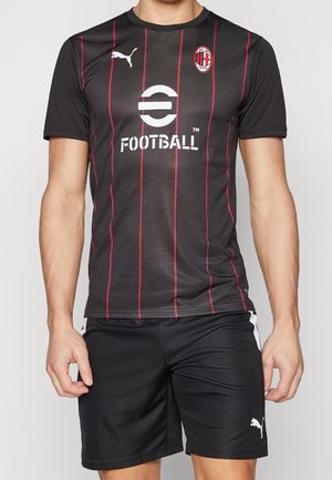 Sort fodboldtrøje med røde lodrette striber, hvidt logo og teksten "FOOTBALL"; kombineret med sorte shorts med hvide detaljer og logo.