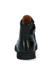 Zwarte leren enkelboot met een gladde textuur, ronde neus en een zijverstelband. Beschikt over een bruine binnenvoering en een gestructureerde zool.