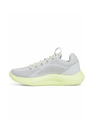 Chaussure de sport gris clair avec une tige en mesh respirant, un design texturé et une semelle en caoutchouc jaune pâle. Elle est dotée de lacets plats et d'une languette.